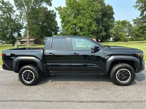 Used 2024 Toyota Tacoma TRD Off-Road AWD/4WD image 29