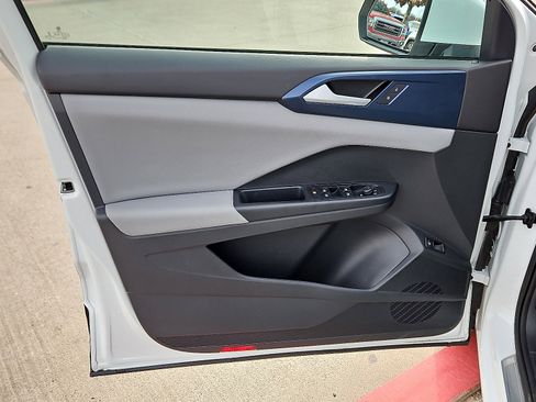 Certified 2023 Volkswagen Taos SE image 12