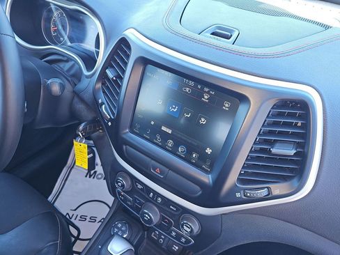 Used 2015 Jeep Cherokee Trailhawk image 17