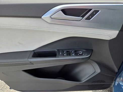 New 2026 Volkswagen Taos SE FWD image 10
