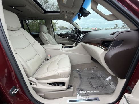 Used 2017 Cadillac Escalade Luxury AWD/4WD image 35