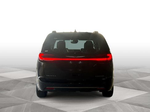 Used 2023 Chrysler Pacifica Limited FWD image 7