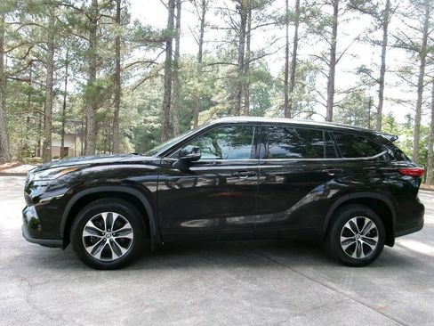Used 2021 Toyota Highlander XLE AWD/4WD image 9