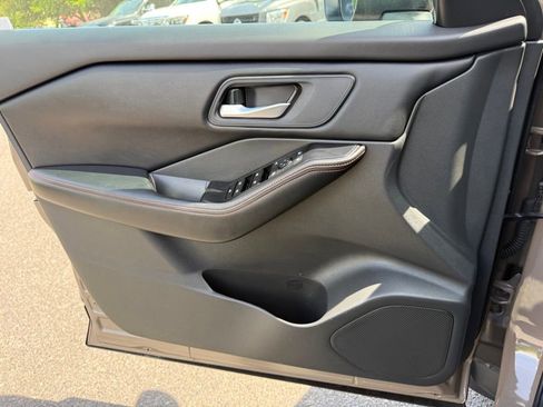 Used 2025 Nissan Rogue SV AWD/4WD image 19