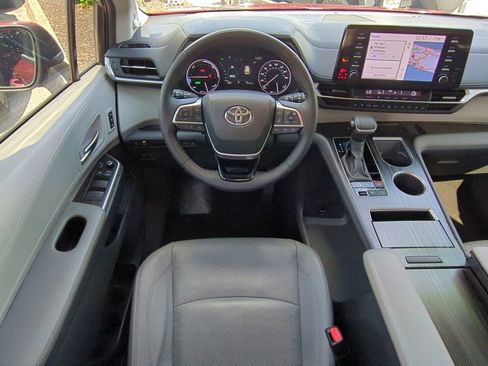 Used 2023 Toyota Sienna Limited image 15