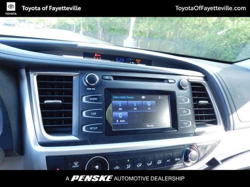 Used 2018 Toyota Highlander LE FWD image 9
