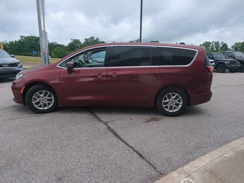 Certified 2023 Chrysler Pacifica Touring-L FWD image 28
