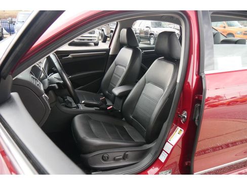 Used 2017 Volkswagen Passat 1.8T R-Line image 11