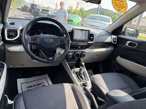 Used 2025 Hyundai Venue Limited FWD image 13