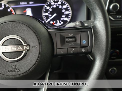 Used 2022 Nissan Rogue SV image 3