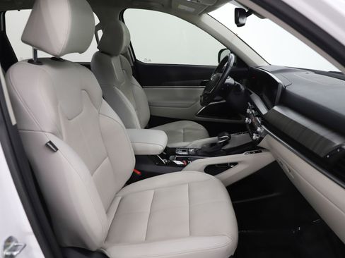 Used 2023 Kia Telluride EX w/ EX Captain's Chair Package image 12