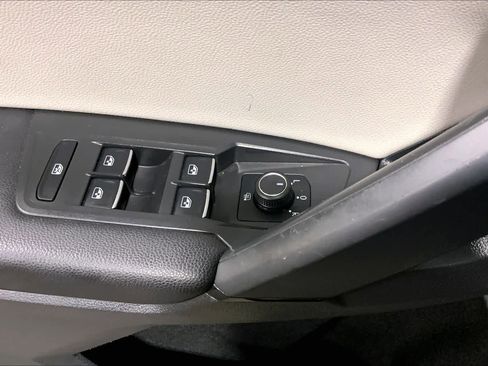 Used 2019 Volkswagen Tiguan SE w/ Panoramic Sunroof Package image 32