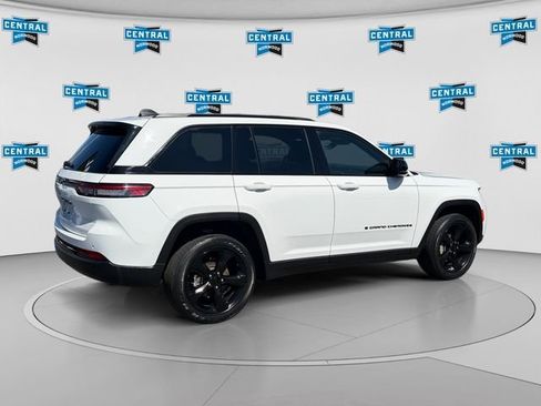 Used 2023 Jeep Grand Cherokee Altitude AWD/4WD image 6