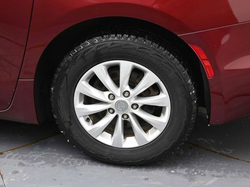 Used 2018 Chrysler Pacifica Touring-L image 5