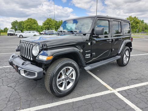 Used 2018 Jeep Wrangler Unlimited Sahara w/ Cold Weather Group AWD/4WD image 15