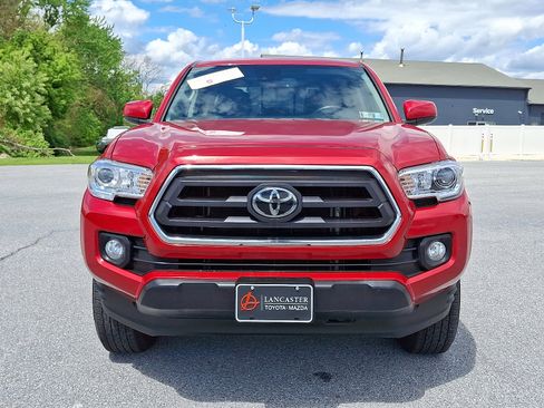 Certified 2022 Toyota Tacoma SR5 AWD/4WD image 2