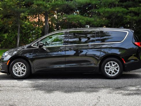Used 2024 Chrysler Pacifica Touring-L FWD image 4