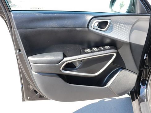 Used 2025 Kia Soul LX w/ LX Technology Package FWD image 9