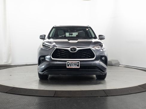Certified 2024 Toyota Highlander XLE image 2