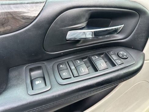 Used 2019 Dodge Grand Caravan SE image 12