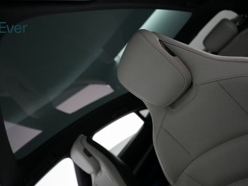 Used 2020 Porsche Taycan 4S image 22