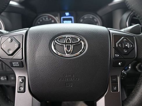 Used 2022 Toyota Tacoma TRD Off-Road AWD/4WD image 9