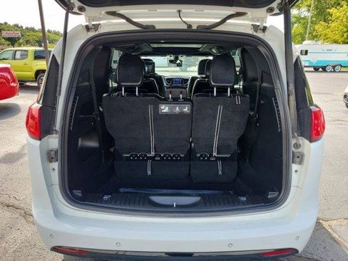 Used 2018 Chrysler Pacifica Touring-L Plus w/ S Appearance Package image 7