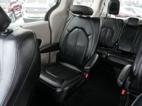 Certified 2022 Chrysler Pacifica Touring-L image 12