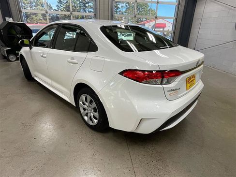 Used 2022 Toyota Corolla LE image 3