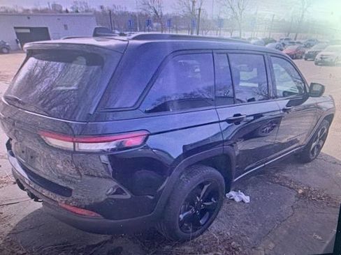 Used 2023 Jeep Grand Cherokee Limited w/ Black Appearance Package image 11