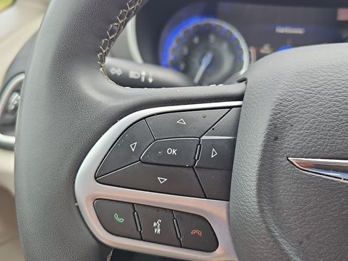 Used 2023 Chrysler Pacifica Touring-L FWD image 27