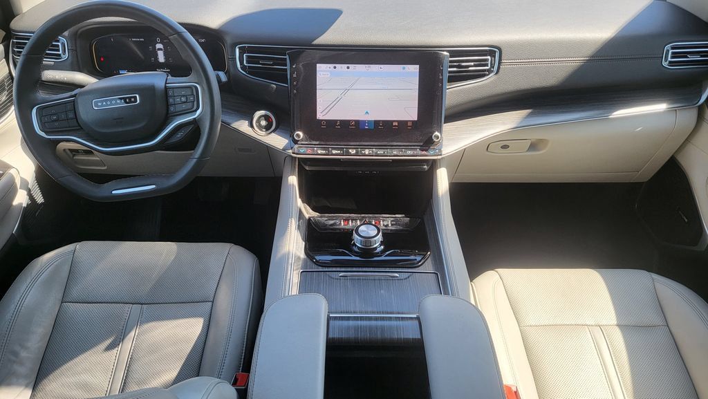 Used 2024 Jeep Wagoneer L Series II w/ Flexible Seating Group RWD image 5