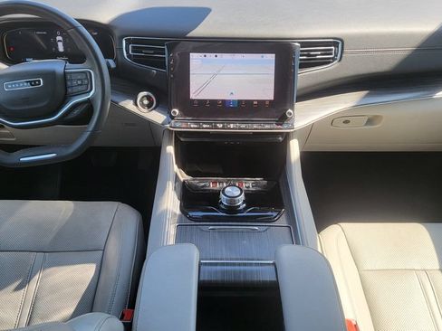 Used 2024 Jeep Wagoneer L Series II w/ Flexible Seating Group RWD image 5