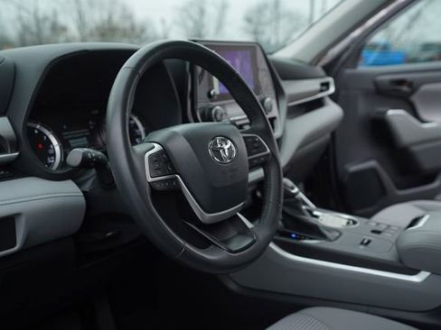 Used 2024 Toyota Highlander LE image 27