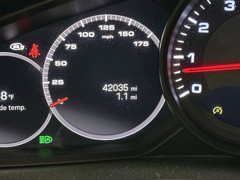 Used 2022 Porsche Cayenne Platinum Edition image 22