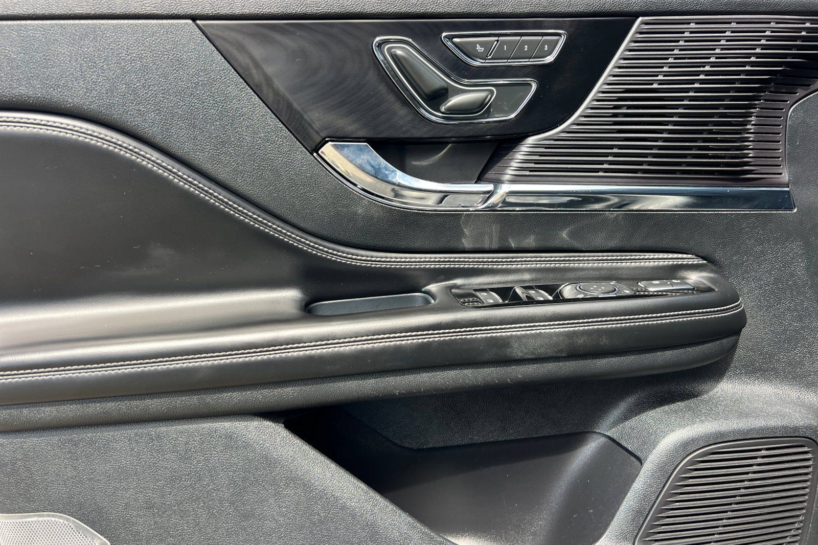 Used 2022 Lincoln Corsair FWD image 11