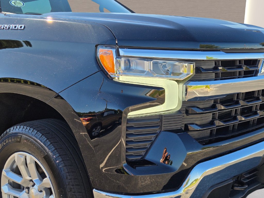 Used 2023 Chevrolet Silverado 1500 LT AWD/4WD image 2