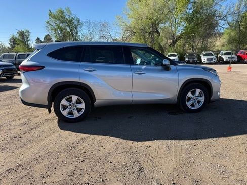 Used 2022 Toyota Highlander LE image 6