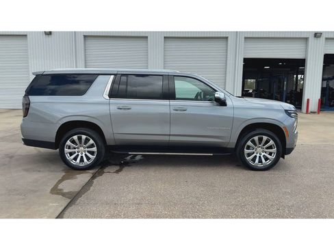 New 2026 Chevrolet Suburban Premier w/ Sun And Tow Package AWD/4WD image 9