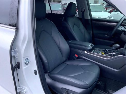Used 2025 Toyota Highlander Limited image 9