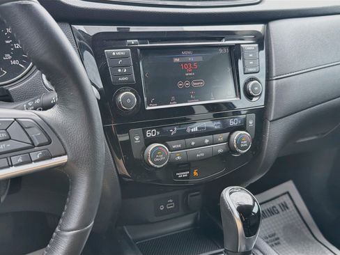 Used 2018 Nissan Rogue SV FWD image 25