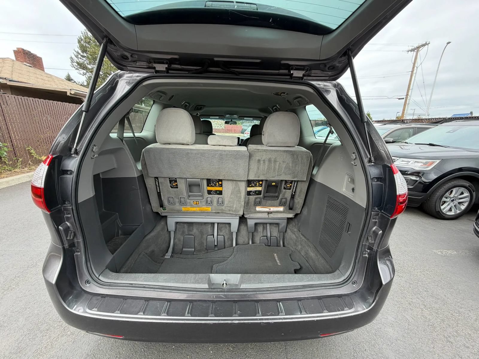 Used 2015 Toyota Sienna L FWD image 10