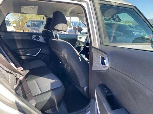 Used 2025 Kia Soul LX w/ LX Technology Package FWD image 6