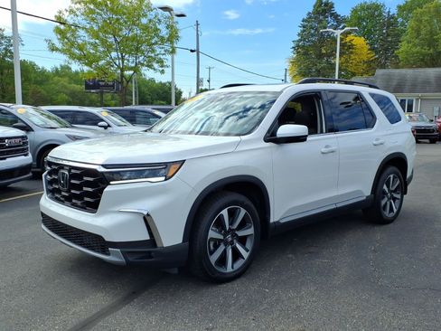 Certified 2024 Honda Pilot Touring image 3