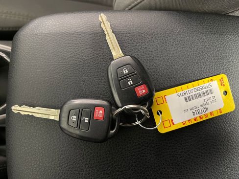 Used 2018 Toyota Tacoma SR5 RWD image 26