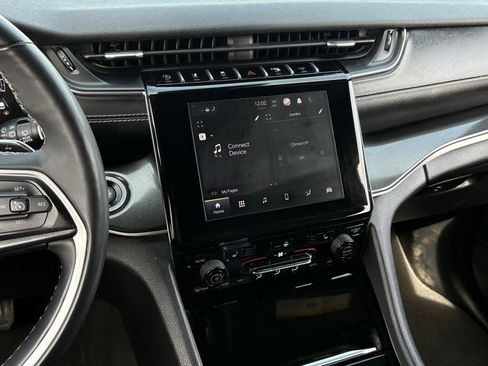 Used 2023 Jeep Grand Cherokee L Laredo image 21