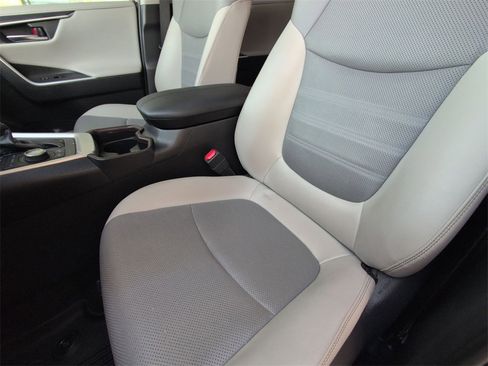 Used 2020 Toyota RAV4 Limited image 12