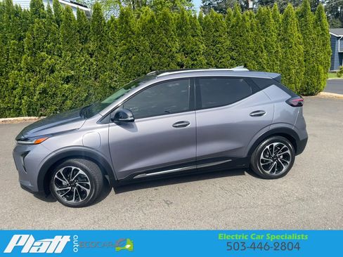 Used 2023 Chevrolet Bolt EUV Premier w/ Sun & Sound Package FWD image 5