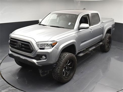 Used 2022 Toyota Tacoma SR5 w/ Technology Package image 40