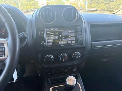 Used 2016 Jeep Patriot Latitude FWD image 12